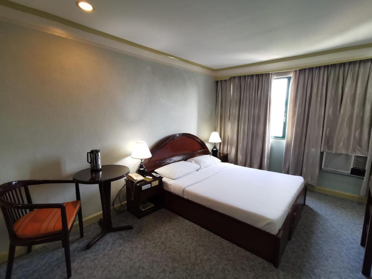 Holiday Plaza Hotel - 세부 외부 사진
